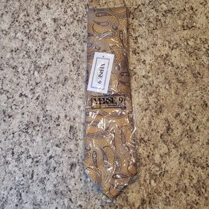 Verse 9 Tie with matching pocket square